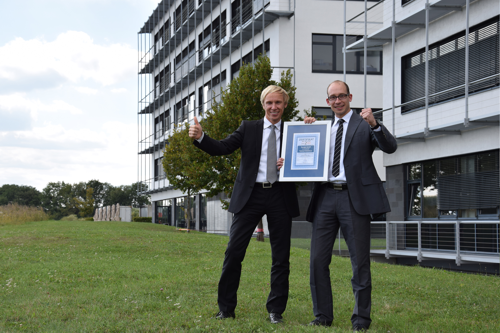 Schriftlicher Vertrauensbeweis: Die Terrabit GmbH hat sich erfolgreich nach DIN ISO 27001 zertifizieren lassen. Damit ist der IT-Dienstleister mit Hauptsitz in Reutlingen ein Vorreiter, was das Informationssicherheits-Management betrifft. Geschäftsführer Tobias K.N. Hahn (links): >>Ein logischer Schritt in Sachen Transparenz. Unsere Kunden können auf Nummer sicher gehen, dass wir den Datenschutz ernst nehmen.<< Gregory Bertsch (rechts), Leiter Informationssicherheit bei der Terrabit, betreute die Zertifizierung: >>Dass wir die gesetzlichen Standards weit übertreffen, ist für uns selbstverständlich. Schließlich möchten wir, dass uns unsere Kunden 100-prozentig vertrauen können.<< terrabit iso27001